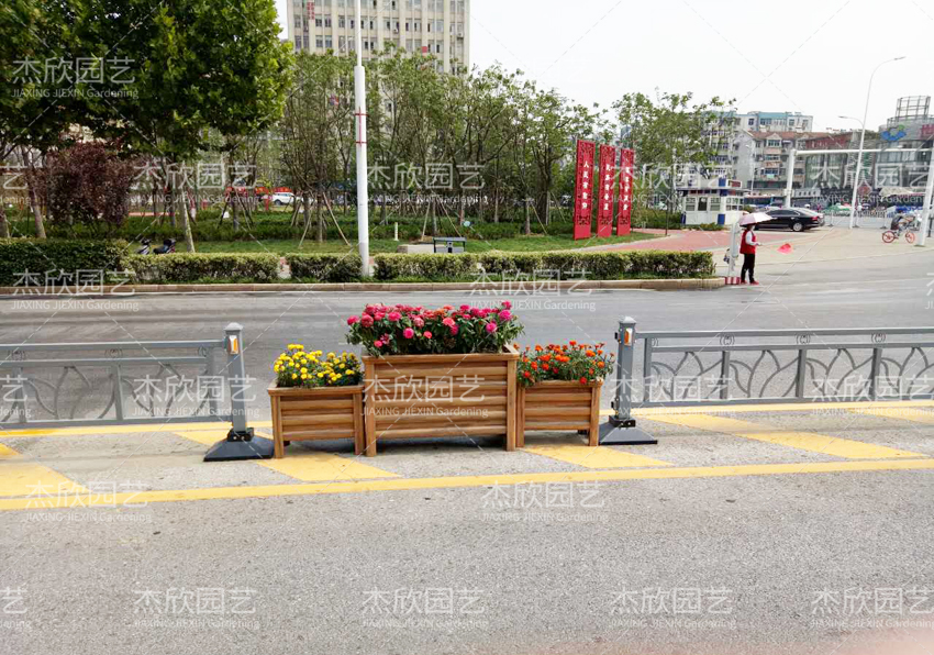 為什么大家都選擇護(hù)欄花箱？